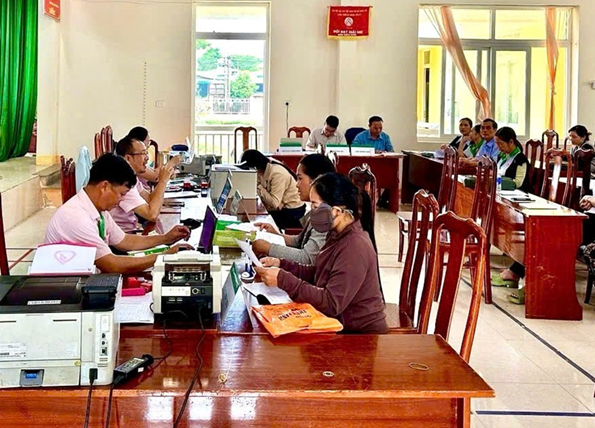 Phòng giao dịch NHCSXH Buôn Hồ tiếp tục giải ngân vốn tín dụng chính sách trên địa bàn xã Ea Drông